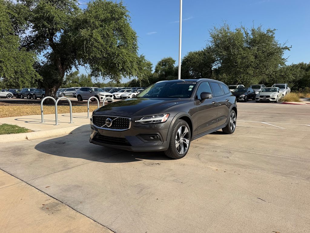 2025 Volvo V60 Cross Country B5 Plus