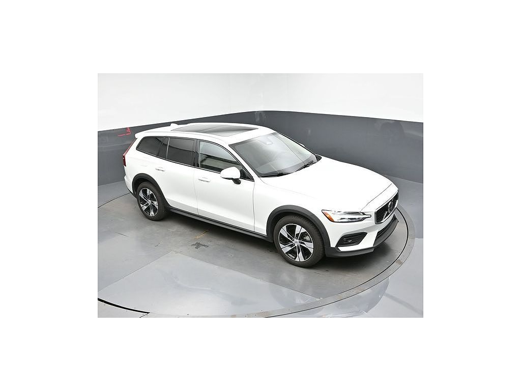 2025 Volvo V60 Cross Country B5 Plus