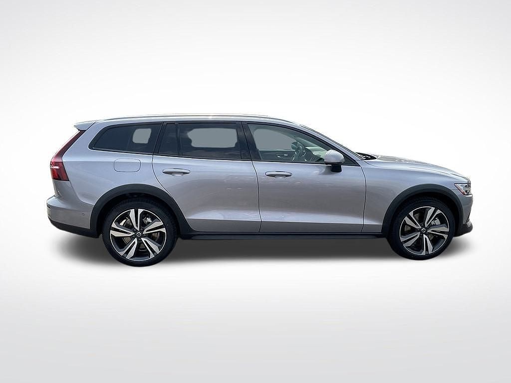 2026 Volvo V60 Cross Country B5 Plus