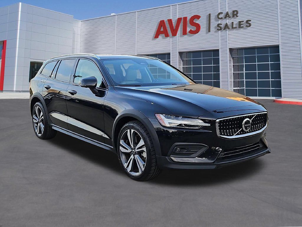 2025 Volvo V60 Cross Country B5 Plus