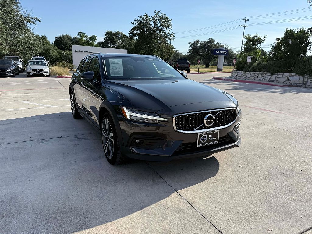 2025 Volvo V60 Cross Country B5 Plus
