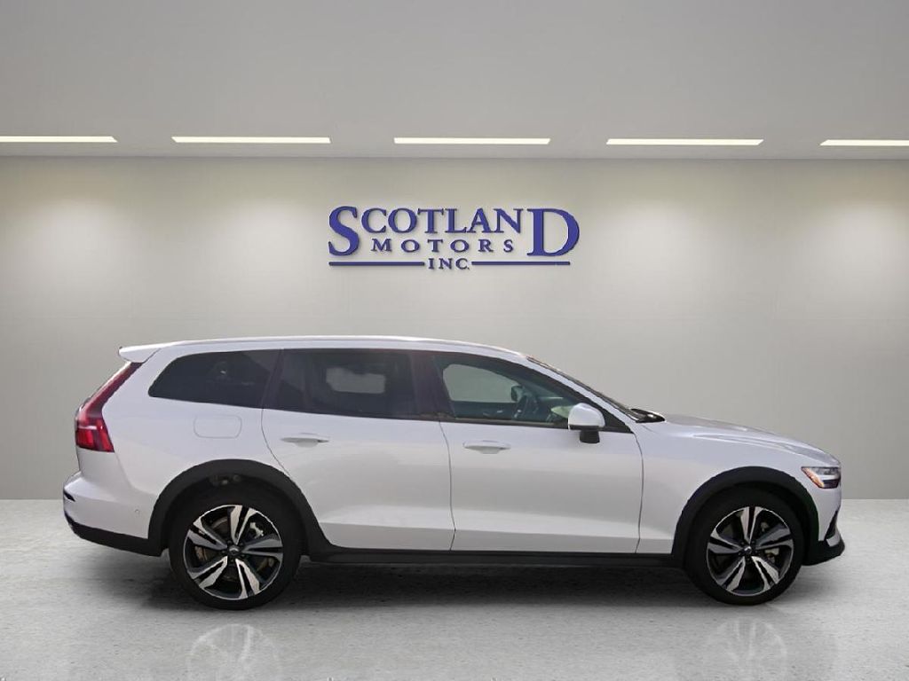 2025 Volvo V60 B5 Plus