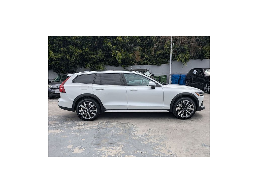 2025 Volvo V60 Cross Country B5 Ultra