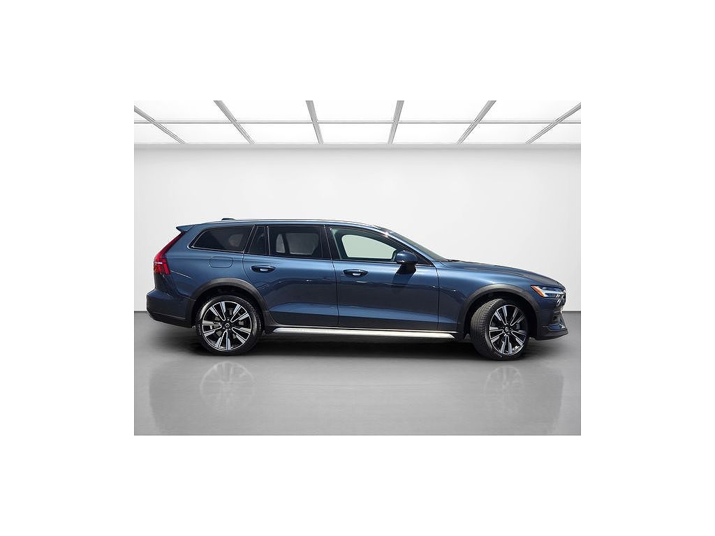 2025 Volvo V60 Cross Country B5 Ultra