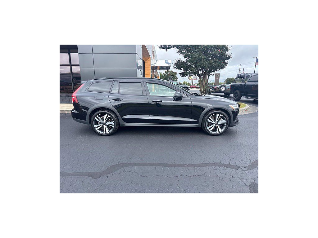 2023 Volvo V60 Cross Country B5 Plus
