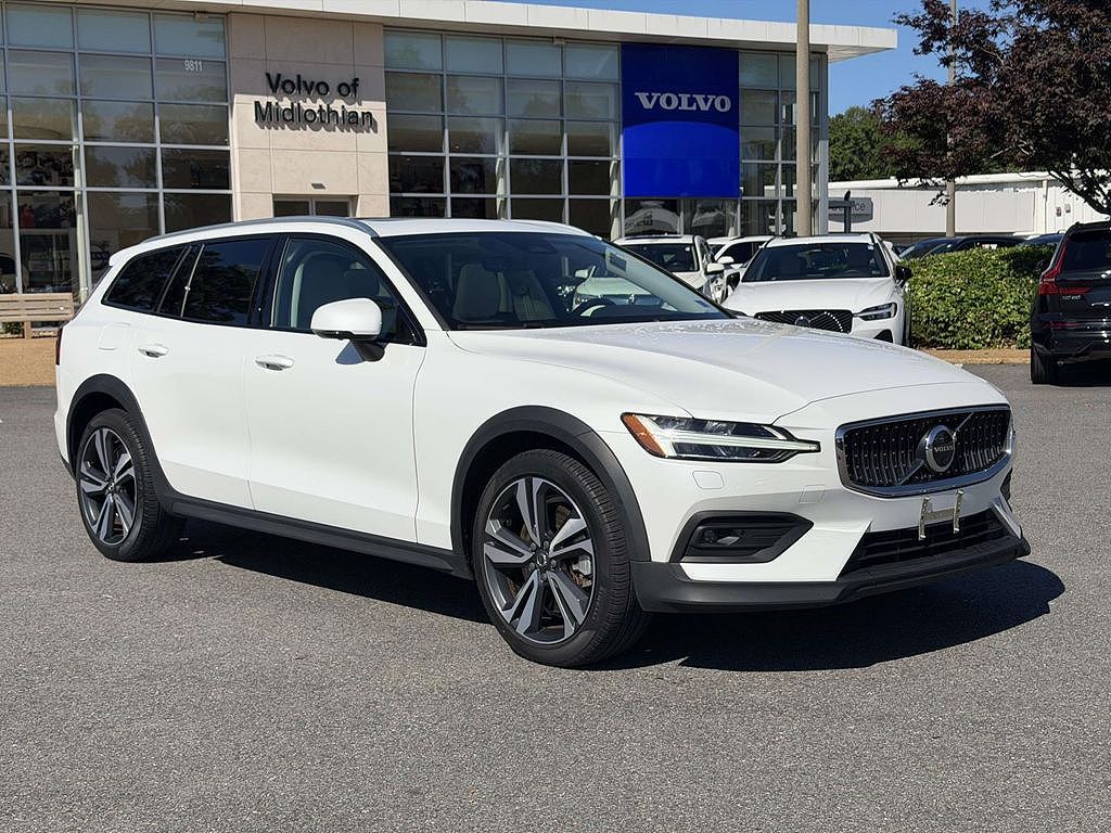 2023 Volvo V60 Cross Country B5 Plus