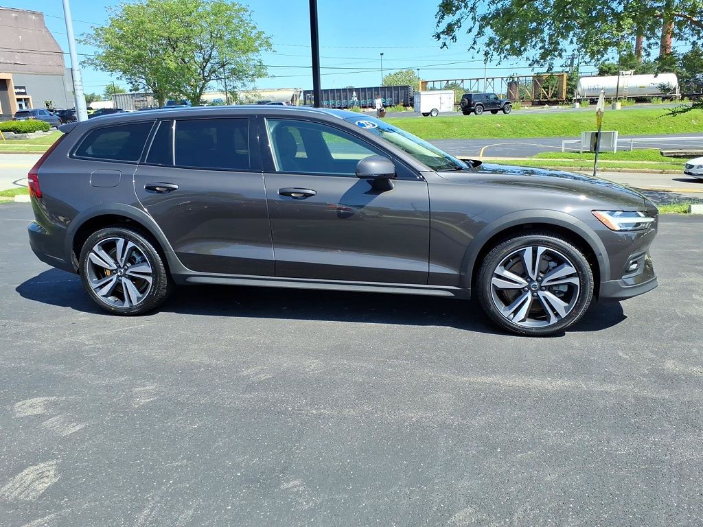 2023 Volvo V60 B5 Plus