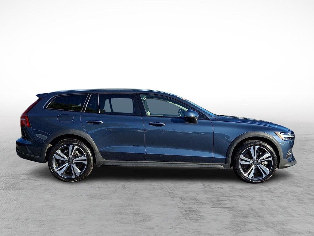 2023 Volvo V60 B5 Plus