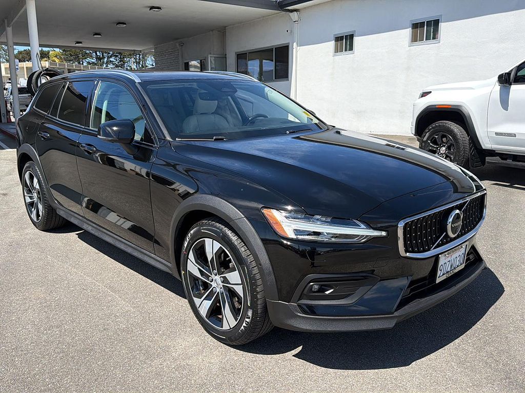 2023 Volvo V60 Cross Country B5 Plus