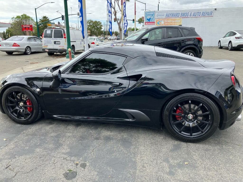 2015 Alfa Romeo 4C - 9