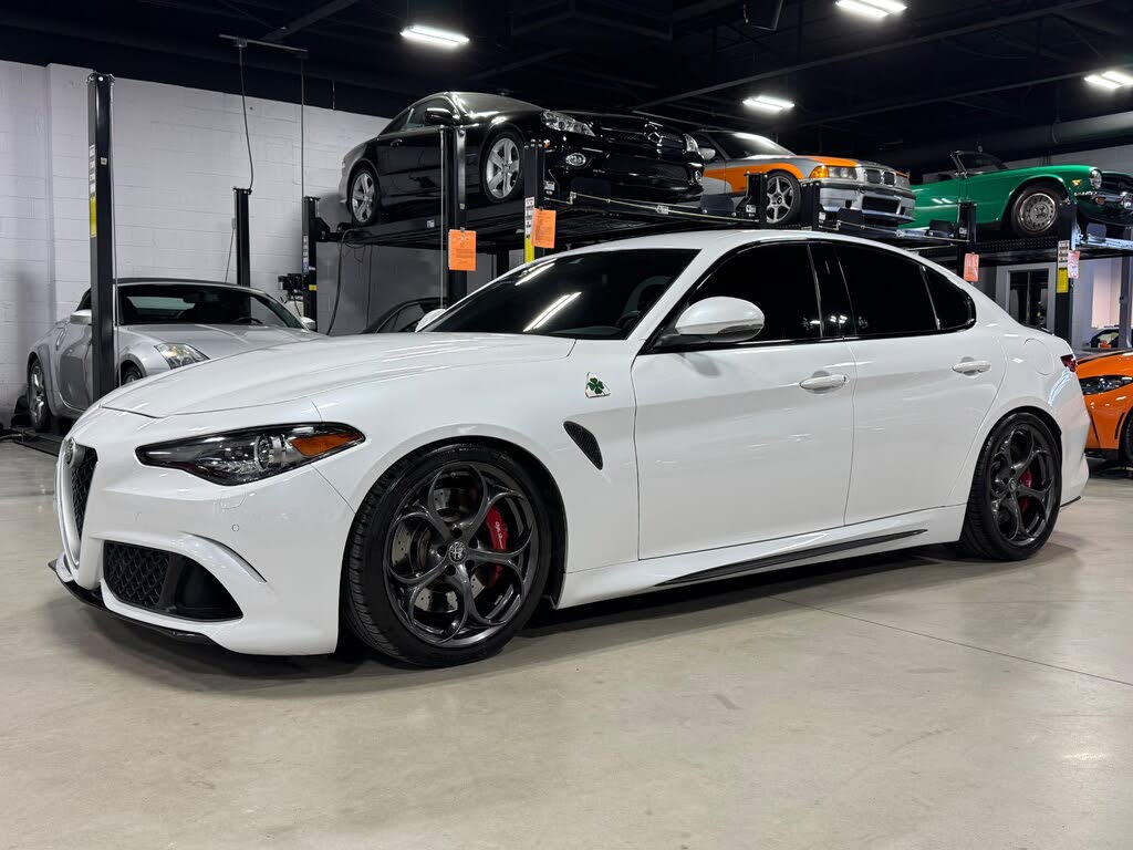 Vehicle Image 40 of 105 for 2018 Alfa Romeo Giulia