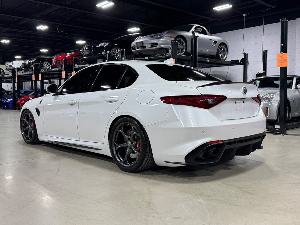 Vehicle Image 43 of 105 for 2018 Alfa Romeo Giulia