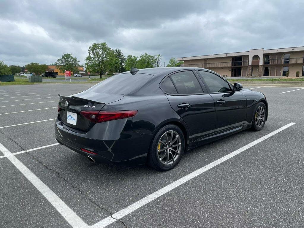 Vehicle Image 5 of 31 for 2017 Alfa Romeo Giulia