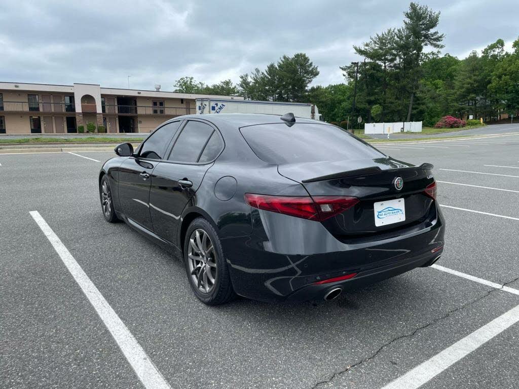 Vehicle Image 7 of 31 for 2017 Alfa Romeo Giulia