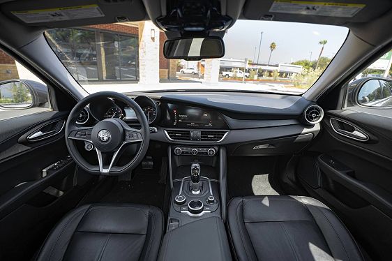 Vehicle Image 13 of 43 for 2017 Alfa Romeo Giulia