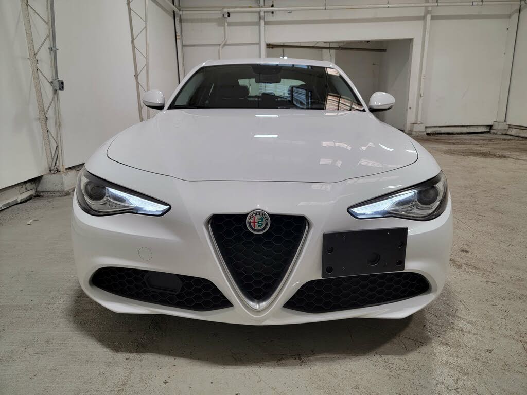 Vehicle Image 4 of 112 for 2017 Alfa Romeo Giulia