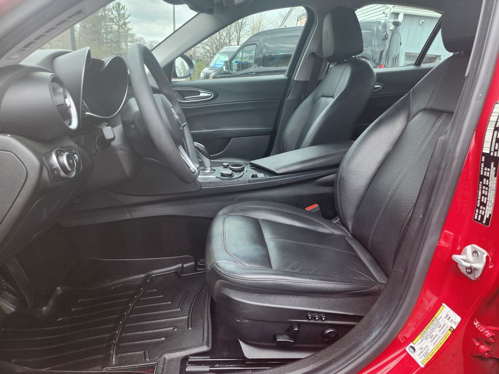 Vehicle Image 13 of 23 for 2018 Alfa Romeo Giulia