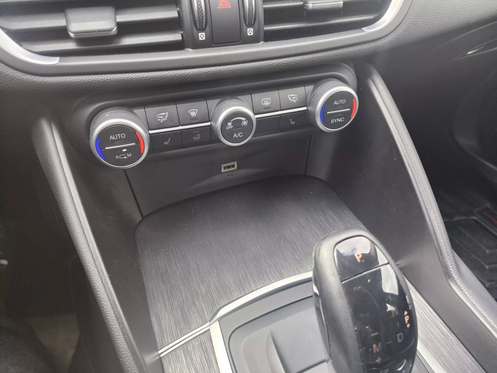 Vehicle Image 16 of 23 for 2018 Alfa Romeo Giulia