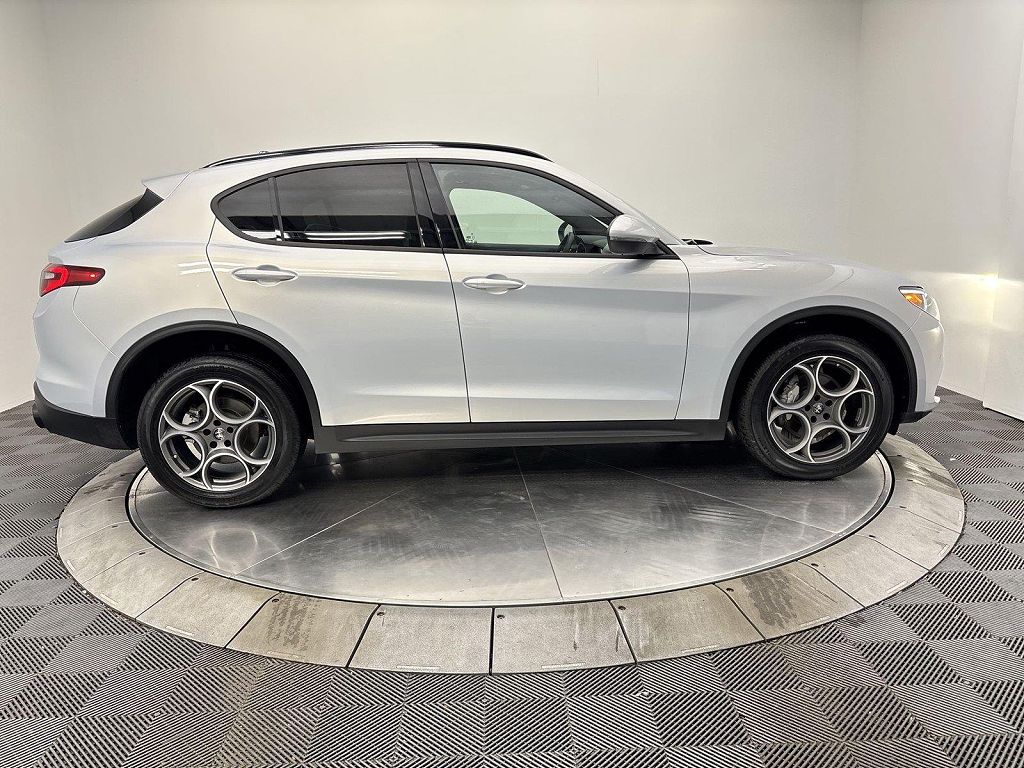 2023 Alfa Romeo Stelvio Sprint