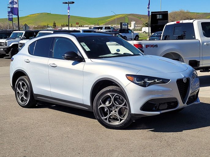 2025 Alfa Romeo Stelvio Intensa
