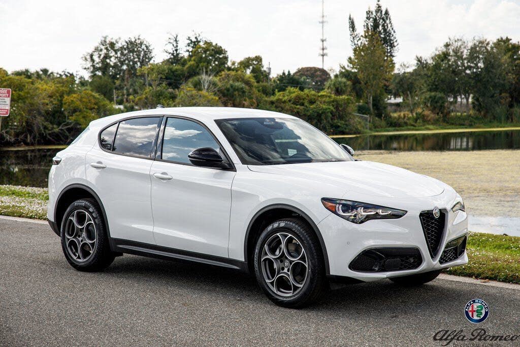 2025 Alfa Romeo Stelvio Intensa