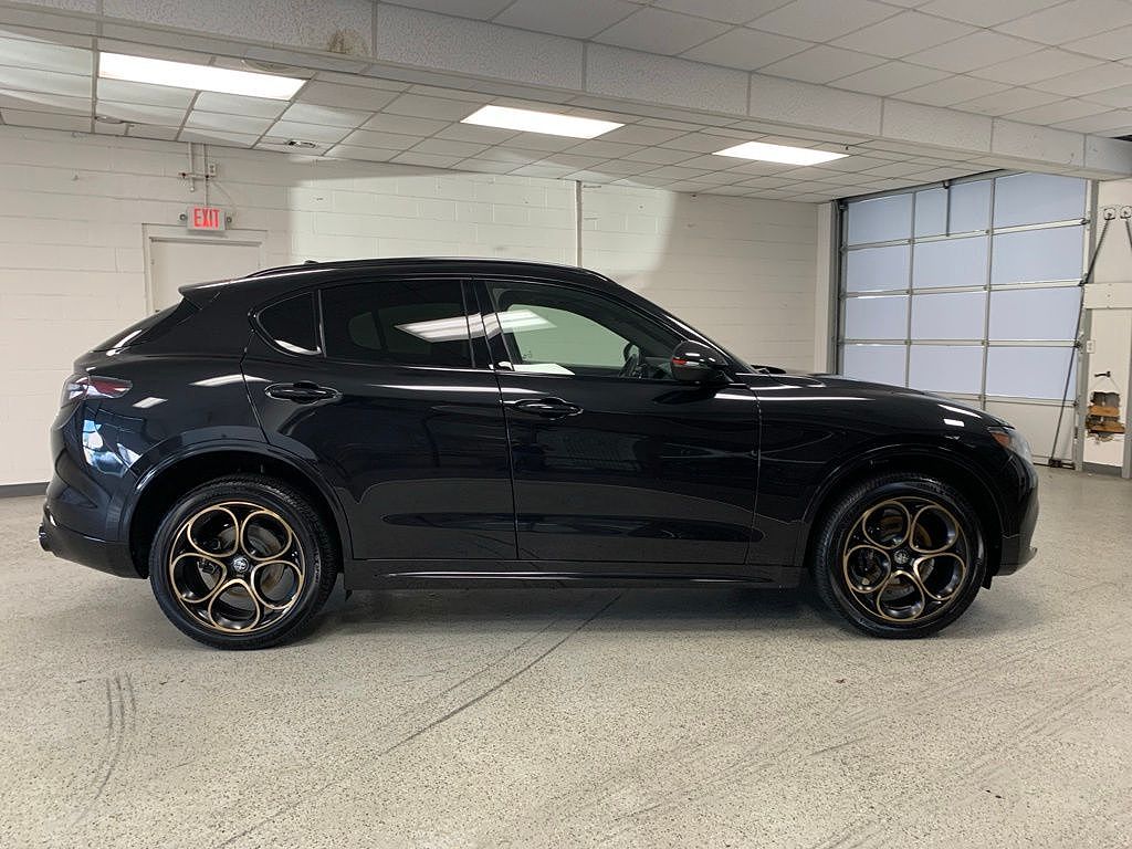 2025 Alfa Romeo Stelvio Intensa