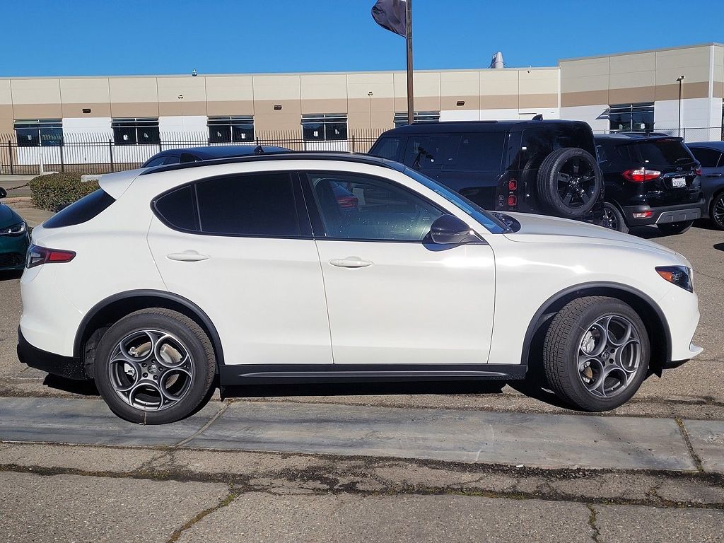 2025 Alfa Romeo Stelvio