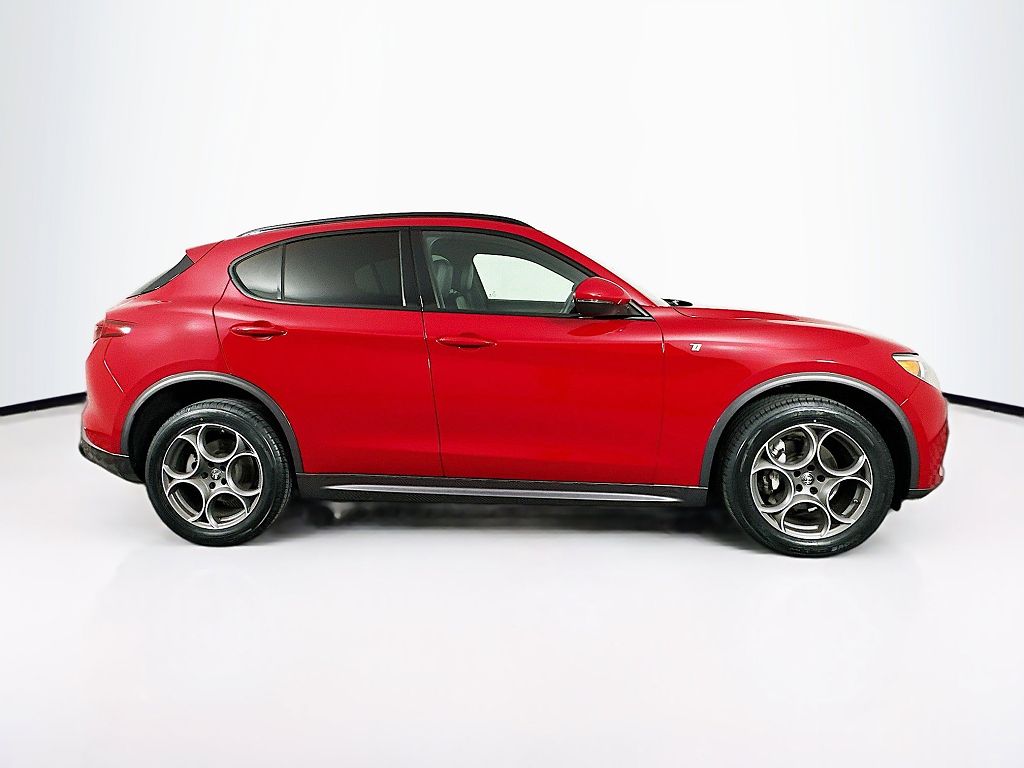 2023 Alfa Romeo Stelvio Estrema