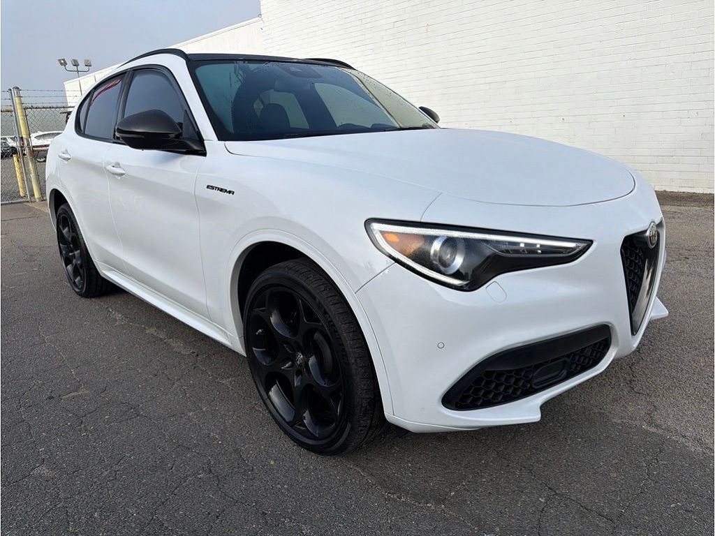 2023 Alfa Romeo Stelvio Estrema