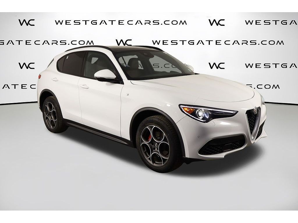 2023 Alfa Romeo Stelvio Estrema
