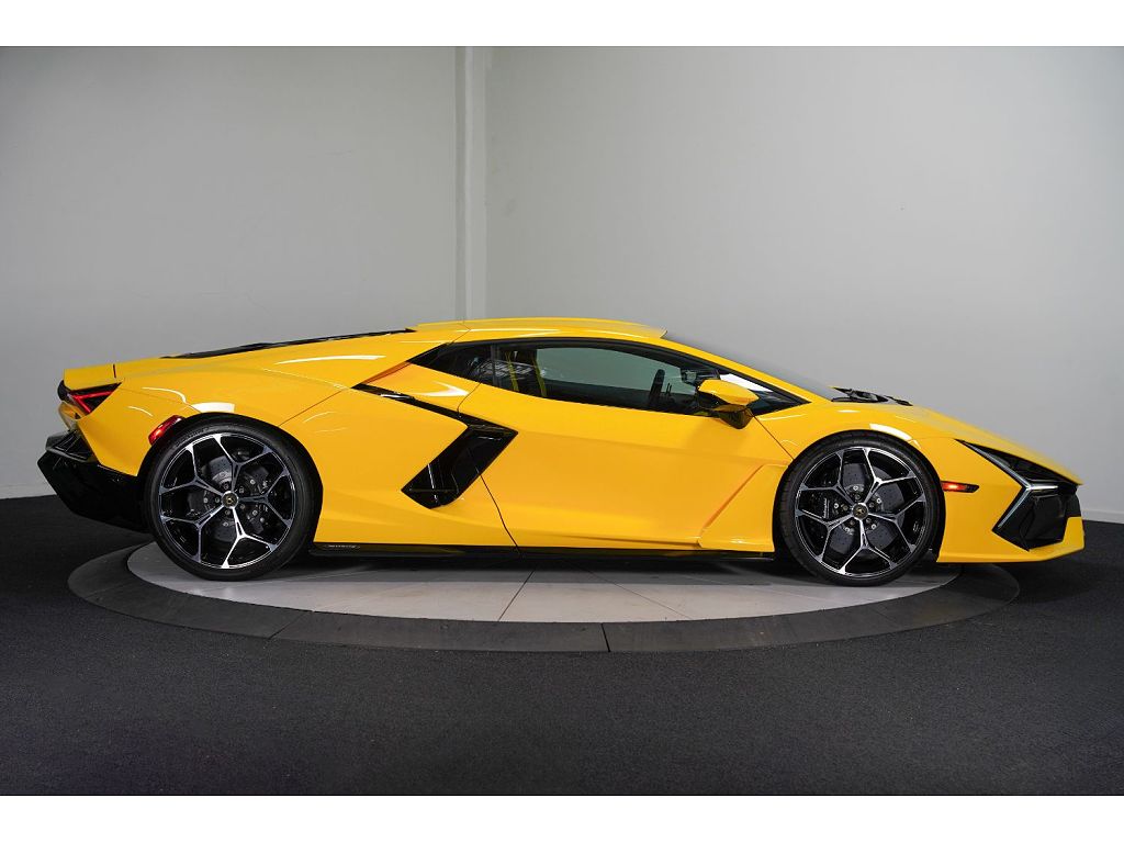 2024 Lamborghini Revuelto