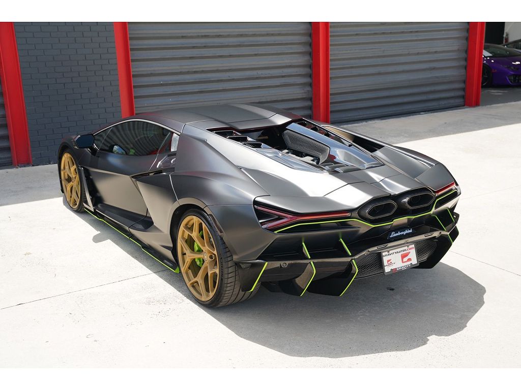 2024 Lamborghini Revuelto