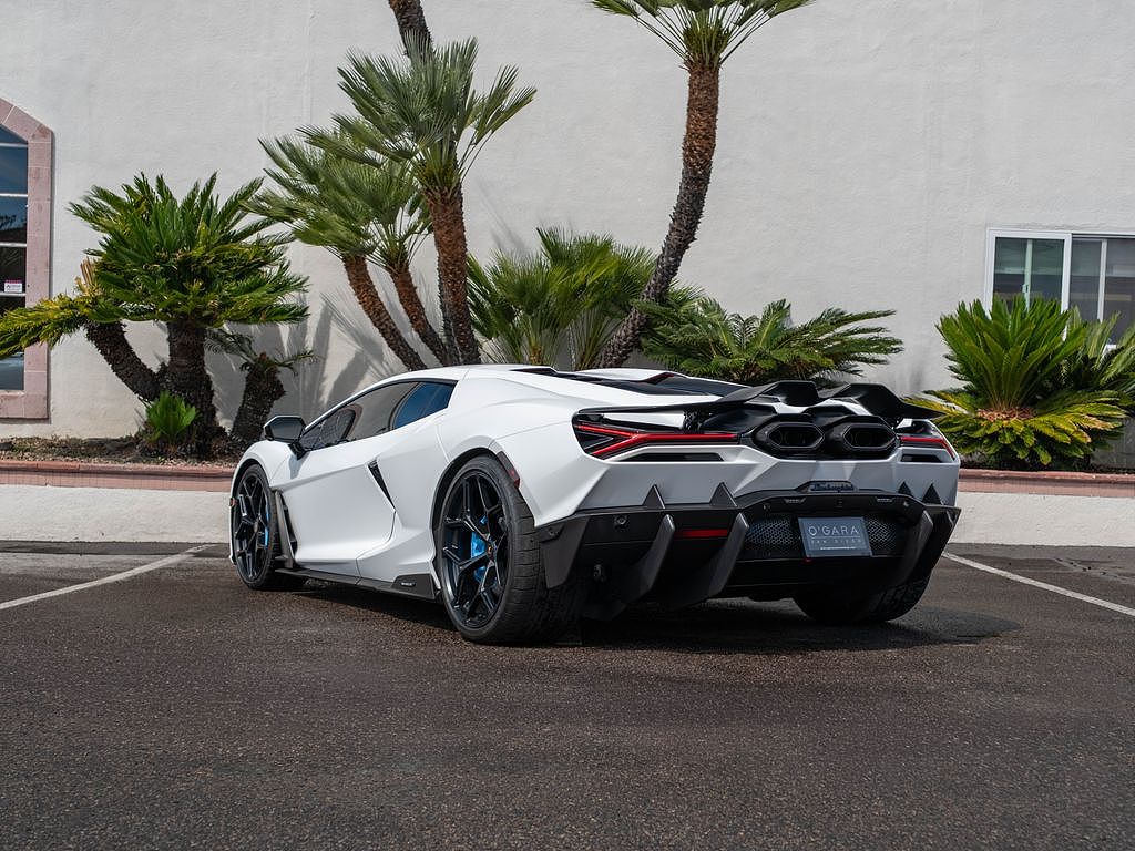 2025 Lamborghini Revuelto